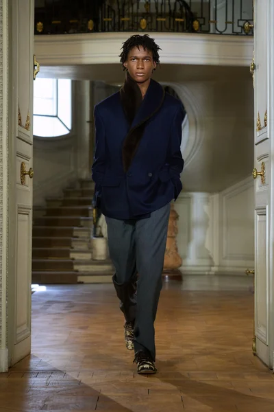 Look 16